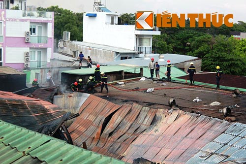 Toàn bộ nhà xưởng bị đổ sập.