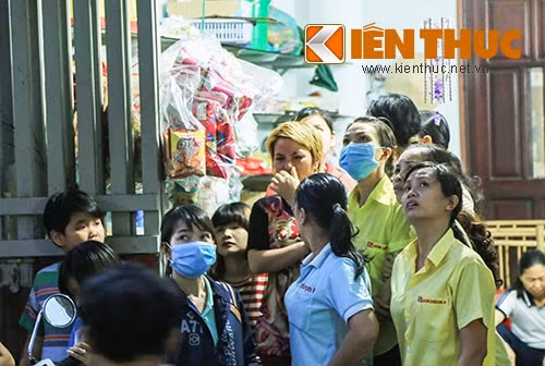 Bạn bè của các nạn nhân bàng hoàng và đau đớn khi hay tin.