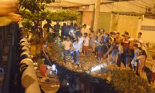 Cong an bao vay, bat song ten trom tron trong dam beo