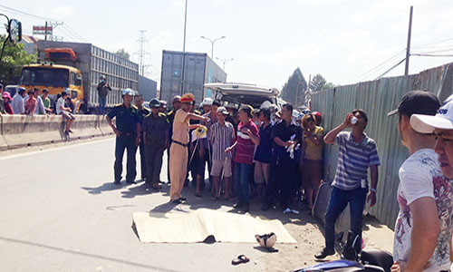 Dau don nhin me va con gai bi container can chet