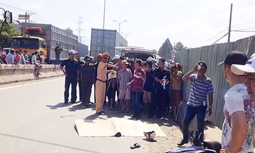 Dau don nhin me va con gai bi container can chet