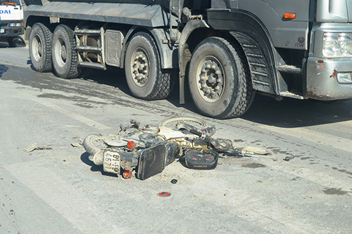 Một chiếc xe máy bị cán nát.