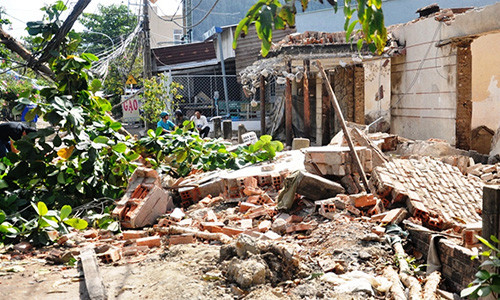 Sap tuong khi thao do nha, mot cong nhan bi de chet