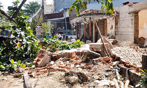 Sap tuong khi thao do nha, mot cong nhan bi de chet