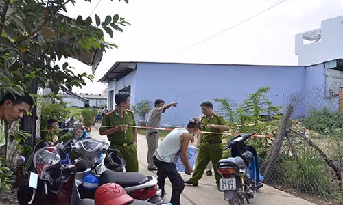 Sap gac lung nha xuong tai TP HCM, nhieu nguoi thuong vong-Hinh-2