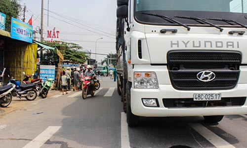 Bi xe tai keo le, mot phu nu chet tham