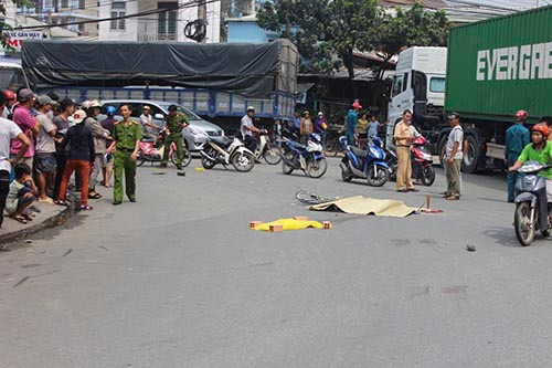 Bi xe tai keo le, mot phu nu chet tham-Hinh-2