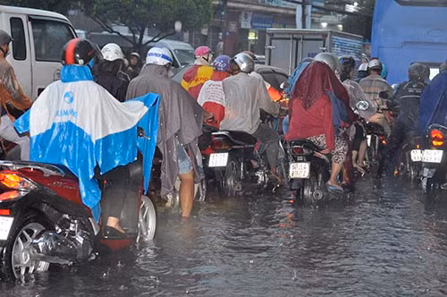 Hàng ngàn phương tiện "bì bõm" trong biển nước.