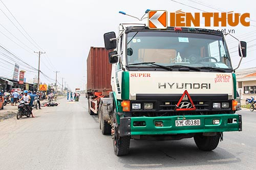 Tranh xe tai dau tren duong, nguoi phu nu bi container can chet-Hinh-2