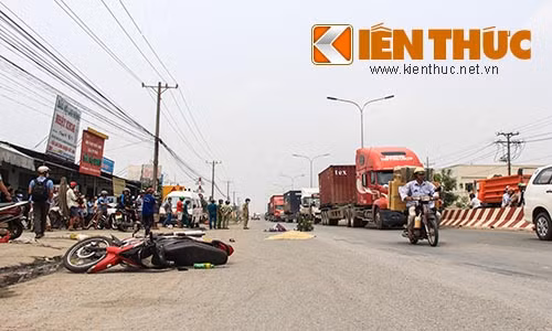 Tranh xe tai dau tren duong, nguoi phu nu bi container can chet