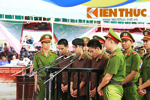 Ba bị cáo cúi gằm mặt nghe đại diện VKS luận tội. Ảnh: Thiên Dũng