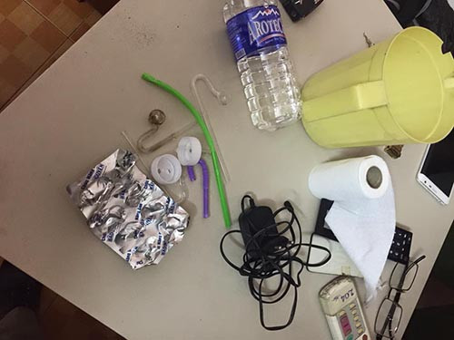 Ga trai dong tinh ru ban tinh vao khach san “may mua” roi trom-Hinh-2