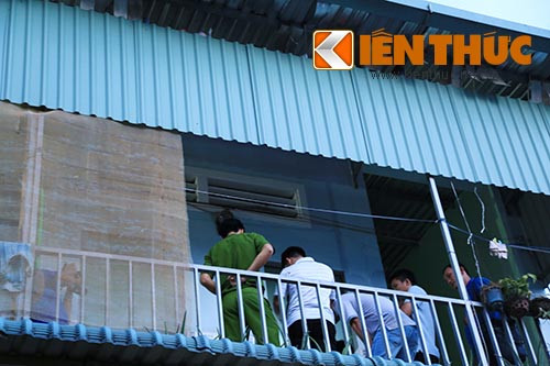 Cơ quan chức năng tiến hành khám nghiệm bên ngoài căn phòng nơi xảy ra án mạng.