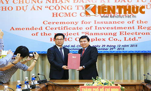 Chủ tịch UBND TP HCM Nguyễn Thành Phong trao giấy chứng nhận đầu tư điều chỉnh cho tập đoàn Samsung.