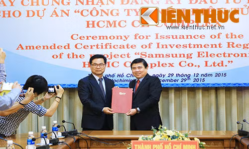 Chủ tịch UBND TP HCM Nguyễn Thành Phong trao giấy chứng nhận đầu tư điều chỉnh cho tập đoàn Samsung.