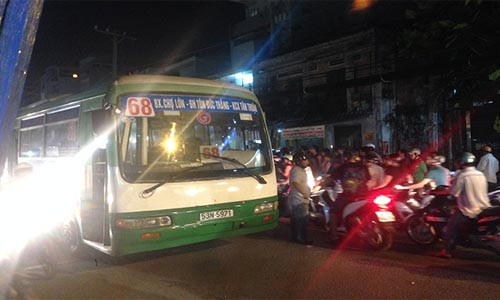 Xe buyt can chet nguoi, gay tac nghen nhieu gio