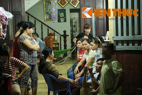 Người nhà của nạn nhân như chết lặng khi nhận hung tin. Theo những người này cho biết, ngày mai chị H. sẽ làm lễ ăn hỏi và lên xe hoa về nhà chồng.