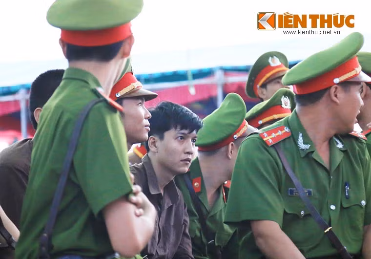 Tối 17/12, sau một ngày xét xử vất vả vụ thảm sát ở Bình Phước, TAND tỉnh Bình Phước đã tuyên án tử hình đối với Nguyễn Hải Dương và Vũ Văn Tiến. Bị cáo Trần Đình Thoại bị tuyên phạt mức án 16 năm tù giam. Phiên tòa kết thúc nhưng để lại nhiều dư âm, ám ảnh về biểu cảm của các bị cáo.