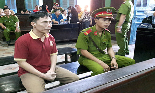 Nghi ngo gia dinh bi “yem bua”, hoc tro dot chet su phu