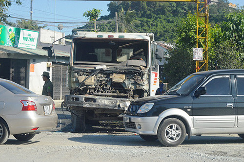Hiện trường vụ xe ben tông liên hoàn nhiều phương tiện khác trên QL 1K.