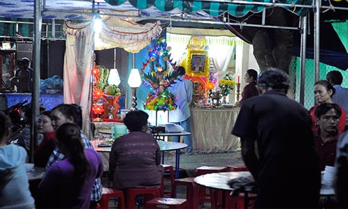 Chong lay keo dam chet vo: Me chet, cha o tu, con bo vo