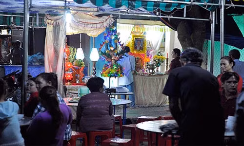 Chong lay keo dam chet vo: Me chet, cha o tu, con bo vo