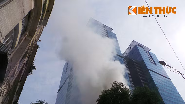 Tình huống giả định được đưa ra là tầng hầm B3 của tòa nhà xảy ra cháy nổ do rò rỉ khí gas tại khu vực ẩm thực. Vụ nổ làm sập một số gian hàng. Nhiều người mắc kẹt. 