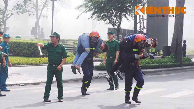 Ngay sau đó, người dân trong căn hộ ở tầng 26 hoảng loạn tháo chạy vô tình gây sự cố gas nên xảy ra hỏa hoạn tại tầng này. Cháy nổ liên hoàn làm khoảng 700 người có mặt trong tòa nhà hoảng loạn, có khoảng 200 người mắc kẹt trong tòa nhà tìm lối thoát, nhiều người bị thương cầu cứu.