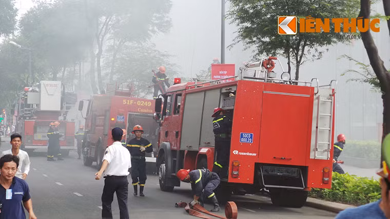 Lực lượng địa phương nhanh chóng đến sơ tán người dân đến nơi an toàn. Cảnh sát PCCC TP HCM tổng điều động lực lượng với nhiều xe nước hiện đại, xe thang chữa cháy nhà cao tầng cùng trang thiết bị chuyên dụng đến hiện trường. 