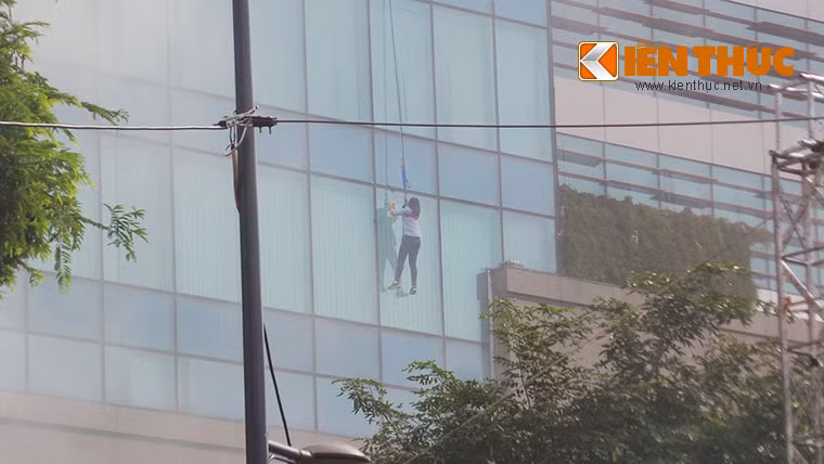 Một số người hoảng loạn tháo chạy ra các con đường xung quanh tòa nhà.