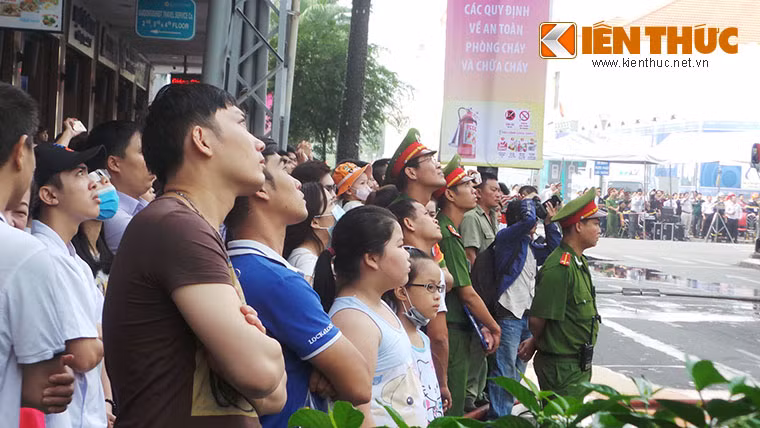 Do vụ cháy nổ vô cùng nghiêm trọng, lãnh đạo PCCC yêu cầu thành phố chi viện thêm 2.000 người từ các lực lượng Công an, Cảnh sát PCCC, Bộ Tư lệnh TP, Y tế, Điện lực, Giao thông Vận tải… với nhiều xe, thiết bị chuyên dụng nhanh chóng có mặt chữa cháy, cứu hộ.