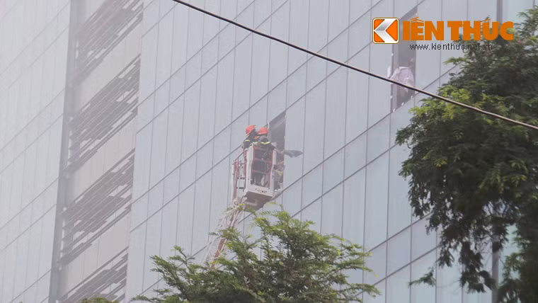 Sáng 28/11, UBND TP HCM kết hợp với Bộ Công an tổ chức diễn tập phương án chữa cháy, cứu hộ nhà cao tầng tại toà nhà Vincom Center Đồng Khởi (quận 1, TP HCM). 