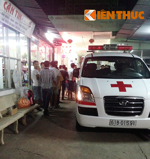 Người thân của nạn nhân Khoẻ tập trung tại bệnh viện để chờ nhận xác nạn nhân. Ảnh: Thiên Dũng.