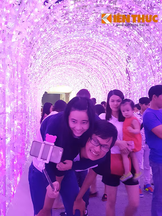 Đôi bạn trẻ tranh thủ "tự sướng" để lưu lại khoảnh khắc tại lễ hội ánh sáng này.