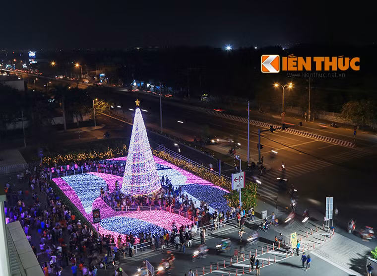 Càng về tối, dòng người đổ về đây tham quan và chiêm ngưỡng lễ hội ánh sáng ngày càng đông.