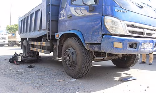 Xe ben cuon xe may vao gam, hai thanh nien nguy kich