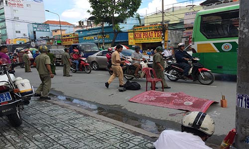 Xe tai can chet nguoi bo chay, nguoi dan tri ho duoi theo