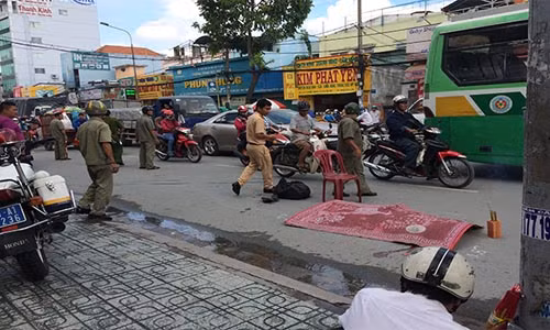 Xe tai can chet nguoi bo chay, nguoi dan tri ho duoi theo