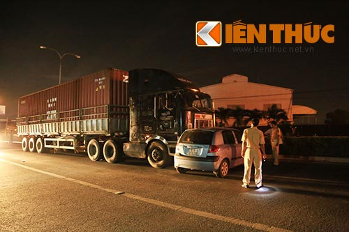 Xe hop “dinh” chat truoc dau container, ong Tay thoat chet