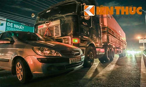 Xe hop “dinh” chat truoc dau container, ong Tay thoat chet-Hinh-2