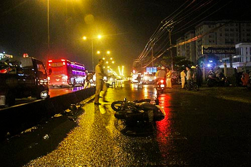 O to tong chet 2 nguoi, tai xe nhan ga bo chay thuc mang