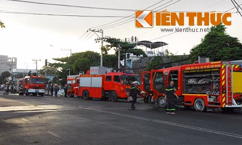 Nhiều xe cứu hoả được điều động đến để dập lửa.