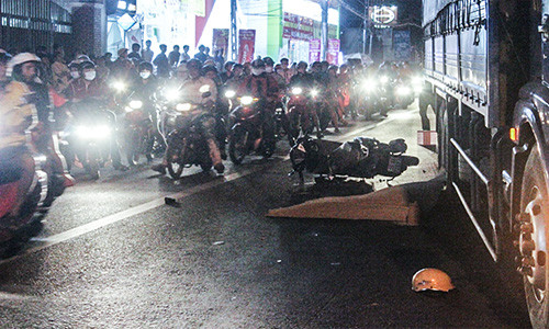 Va cham voi xe tai, co gai tre chet tham