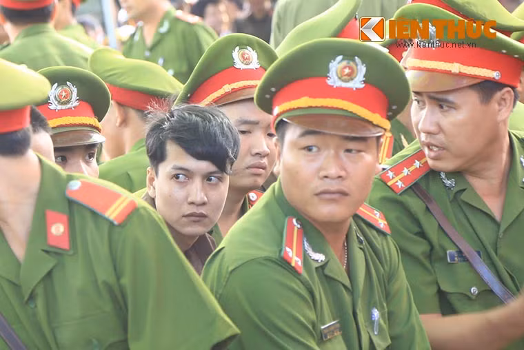 Trong suốt phiên xét xử, Dương luôn tỏ vẻ mặt lạnh lùng với ánh mắt nhìn sắc lẹm.