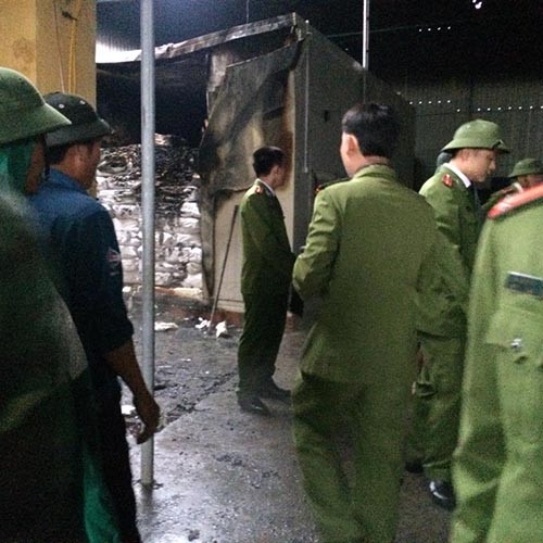 Lực lượng chức năng có mặt dập tắt đám cháy.