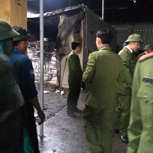 Lực lượng chức năng có mặt dập tắt đám cháy.