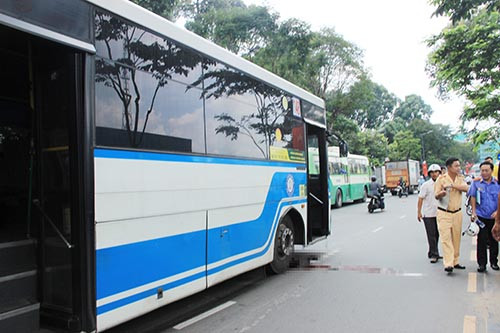 Tac duong ra san bay Tan Son Nhat vi xe buyt can chet nguoi