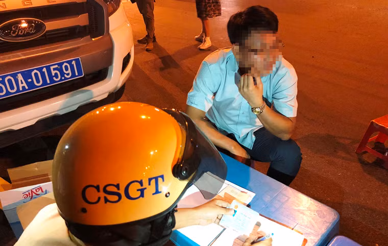 Người vi phạm cho biết, anh ta có uống bia trong tiệc tất niên. Các hành vi vi phạm nồng độ cồn ngoài việc bị xử phạt lên đến 7,5 triệu đồng, còn bị tạm giữ phương tiện 7 ngày, tước giấy phép lái xe 4 tháng.