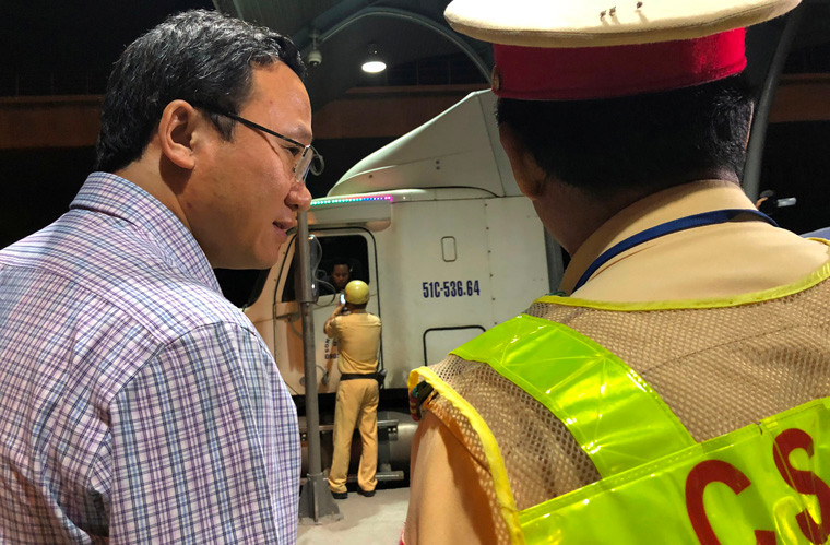 Phó Chủ tịch chuyên trách Ủy ban ATGT Quốc gia Khuất Việt Hùng bất ngờ có mặt giữa đêm khuya cùng tổ công tác phòng CSGT Công an TP HCM tiến hành kiểm tra nồng độ cồn, test nhanh ma túy đối với lái xe qua tuyến cửa ngõ Sài Gòn.