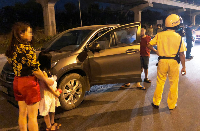 CSGT đã đón taxi để người vi phạm đưa vợ và 2 con nhỏ về nhà an toàn trong đêm khuya.
